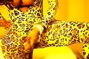 فتاة متحوله جنسيا ترك في قضيبها الاسود الكبير وتجيب العشرة قدام الكاميرا بملابس مثيرة وساخنه جلد النمر