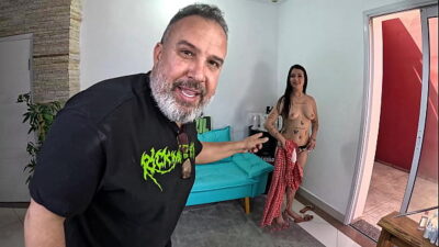 Aos poucos Pamela Urach vai se soltando para seu primeiro sexo anal