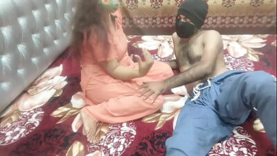 جلست عمتي الهندية على قضيبي، وجعلتها فرسًا ومارس الجنس معها جيدًا بصوت