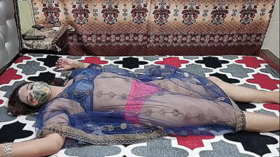 كانت العمة المتعطشة للديك تنتظر صديقها الذي يرتدي فستانًا مثيرًا، كانت تمارس